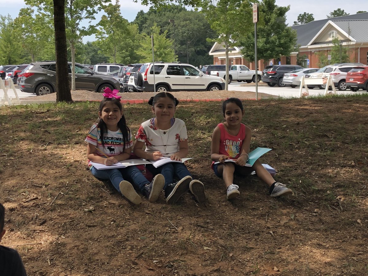 carolinegayhall's tweet photo. Exploring weather, seasons, and nature for science #steam #firstisbest @MabletonES #UltimateLearningExperience https://t.co/qpJ1hq4ptj