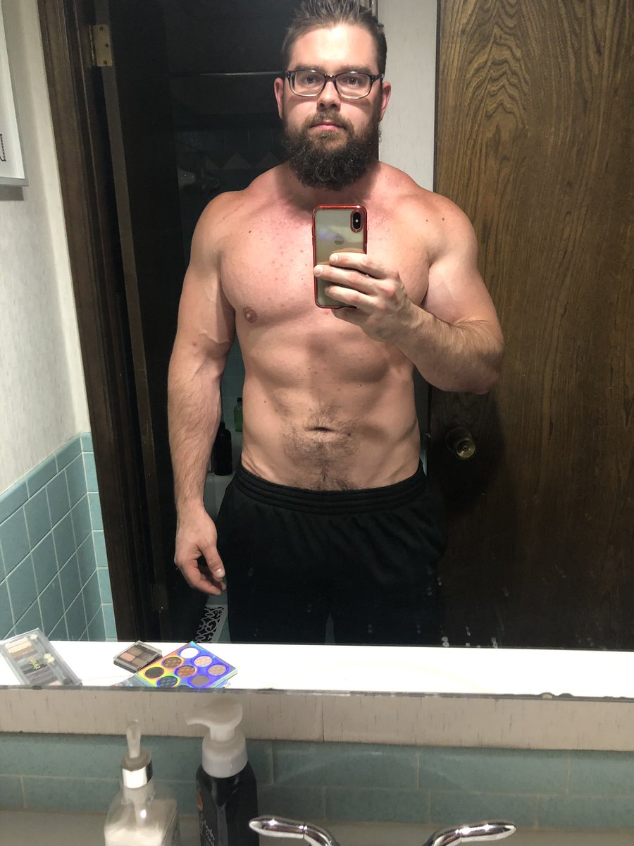 BrandynHarris5's tweet photo. It’s not much but it’s honest work. Sitting at 232 dry weight. Goal is 240 with at least 3% BF drop. #dadbod #fatherto @Braydenwadman #harristraining https://t.co/8sKKzxiWZR