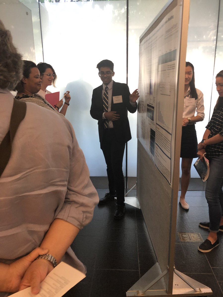 UCCancerCenter's tweet image. ResearcHStart students explain their research findings from their lab experiences. Lots of interesting studies on various aspects of cancer. #researcHStart