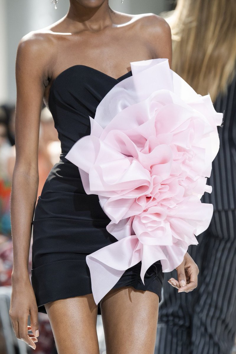 FashionweekNYC's tweet photo. Take a look at the Alexandre Vauthier Fall 2019 Couture Collection https://t.co/N0RQT0xpSd