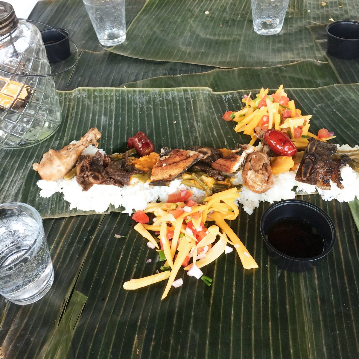 thebentway's tweet image. #Kamayan is a Tagalog word that translates to “by hand” and refers to a traditional Filipino style of eating — communally, and without plates or utensils.

#CommunalTable with @TheDepanneur and @BigEgrinds 

(2/3)