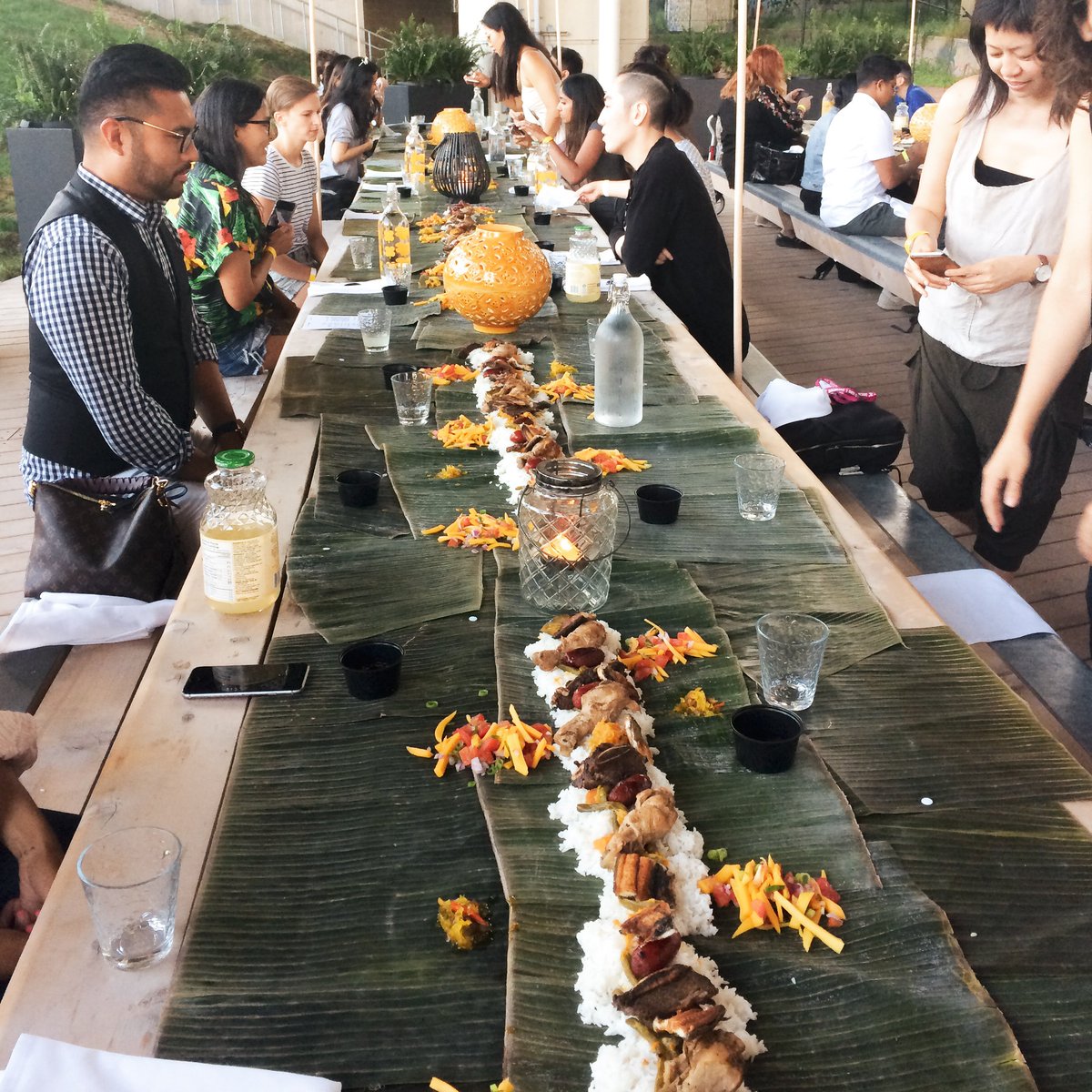 thebentway's tweet image. #Kamayan is a Tagalog word that translates to “by hand” and refers to a traditional Filipino style of eating — communally, and without plates or utensils.

#CommunalTable with @TheDepanneur and @BigEgrinds 

(2/3)