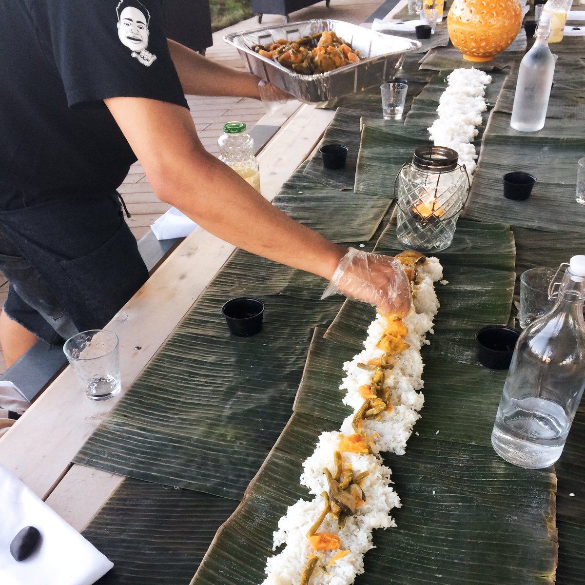 thebentway's tweet image. #Kamayan is a Tagalog word that translates to “by hand” and refers to a traditional Filipino style of eating — communally, and without plates or utensils.

#CommunalTable with @TheDepanneur and @BigEgrinds 

(2/3)