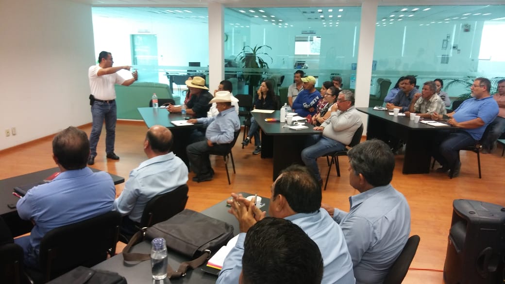 campogobgente's tweet image. En reunión de comercialización se explicó a las unidades de producción agropecuaria, que la finalidad de las coberturas es asegurar un precio competitivo en la venta de los granos al momento de la cosecha del ciclo primavera verano, para los productores del estado de Guanajuato.