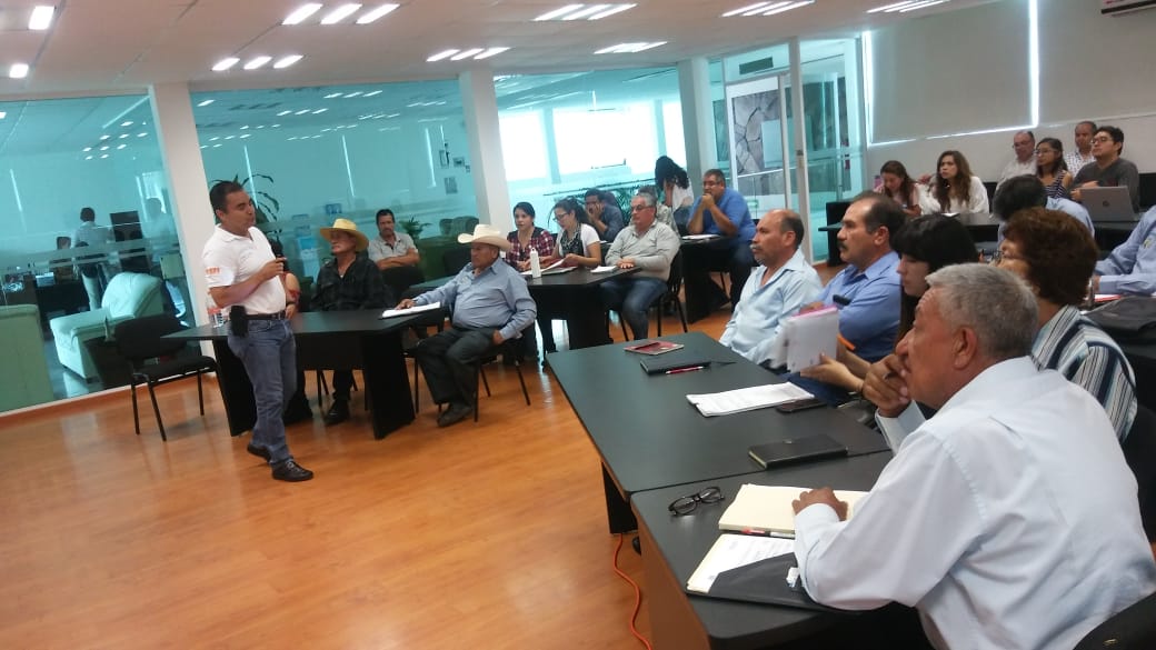 campogobgente's tweet image. En reunión de comercialización se explicó a las unidades de producción agropecuaria, que la finalidad de las coberturas es asegurar un precio competitivo en la venta de los granos al momento de la cosecha del ciclo primavera verano, para los productores del estado de Guanajuato.