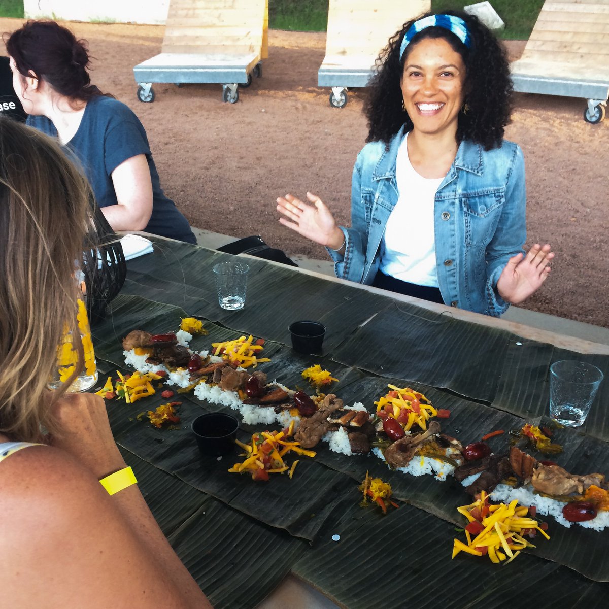 thebentway's tweet image. Another #CommunalTable last night at The Bentway with @TheDepanneur!

Guests enjoyed a Filipino #kamayan feast prepared by Chef Erwin Joaquin (@BigEgrinds). 👏

(1/3)