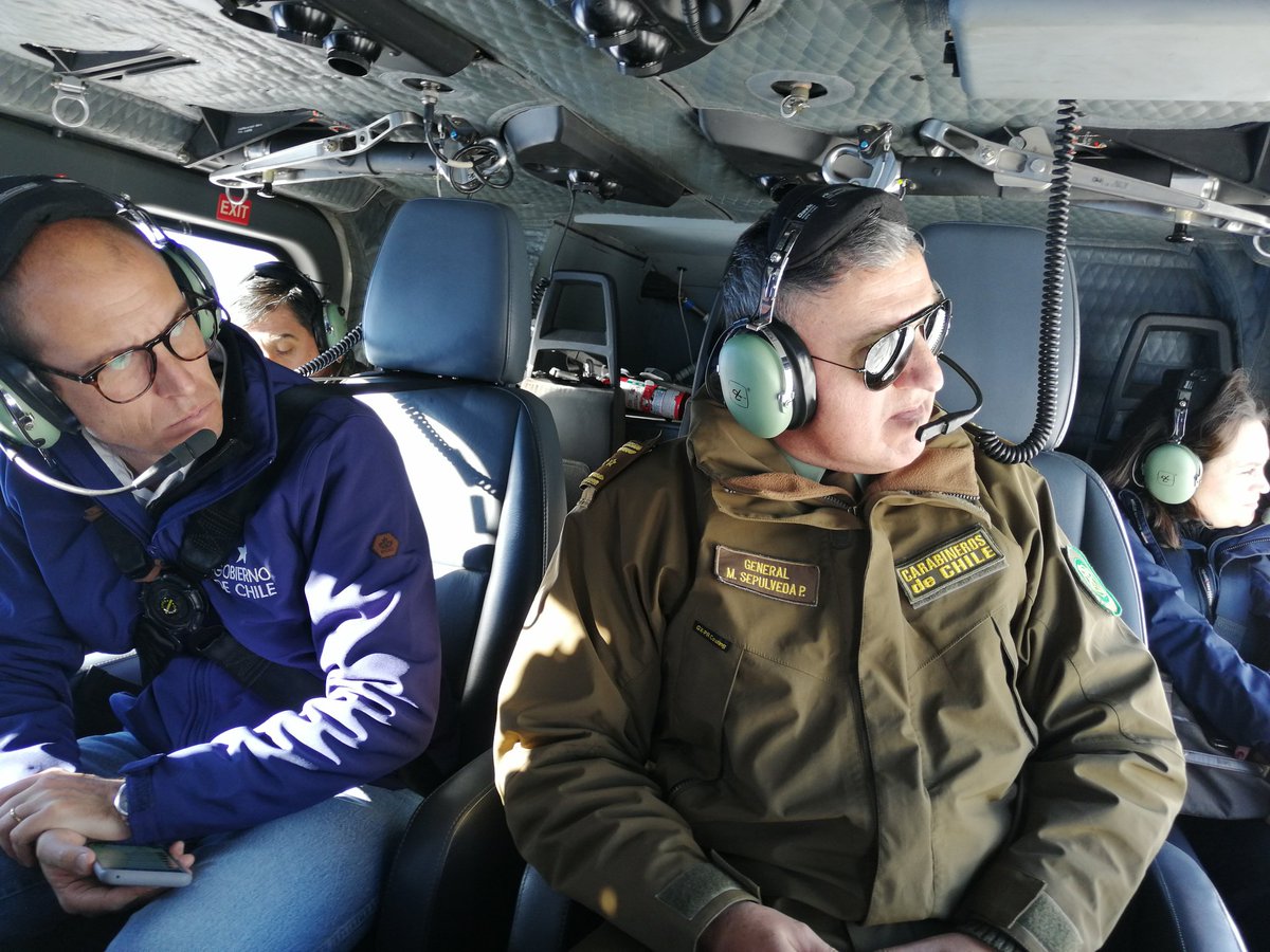 CarabNuble's tweet photo. Jefe de la XVI Zona de Carabineros #Ñuble, junto a @Int_Nuble y @onemichile monitoreando actividad del Complejo Volcánico #NevadosDeChillán, que se mantiene en #AlertaNaranja.
Somos #OrdenyPatria
#LaPrevencionEsNuestraEsencia https://t.co/ZoS2oWjHQG