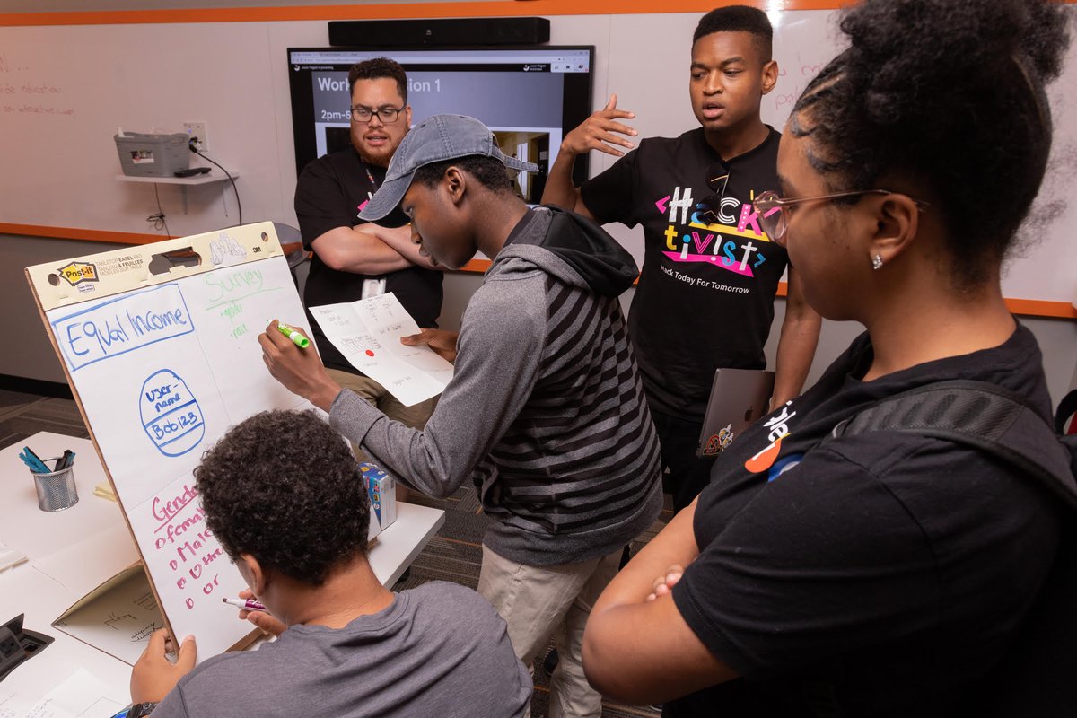 lifeatgoogle's tweet image. Catch up with #CodeNext! One of the program’s most anticipated events of the year? A two-day hackathon where students develop, prototype and pitch ideas that aim to make a difference in the world ➡️ goo.gle/2TjBhIj