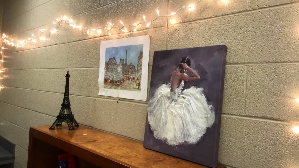 brianne_elise31's tweet photo. Little sneak peak at my room. Still needs some more amour, but I love this start! #theLex1difference #frenchteacher https://t.co/AYTU6i8sAY