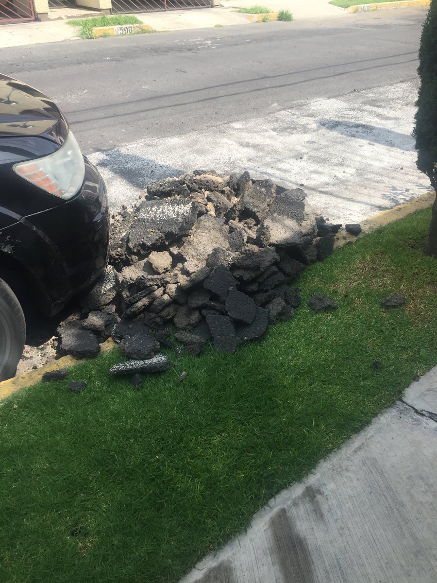 kikis_01's tweet photo. @LindavistaUnida vinieron a tapar baches en la calle de Solola, colonia Valle del Tepeyac y dejaron estos escombros. Solicito limpien xfavor https://t.co/E74VcNpVNG