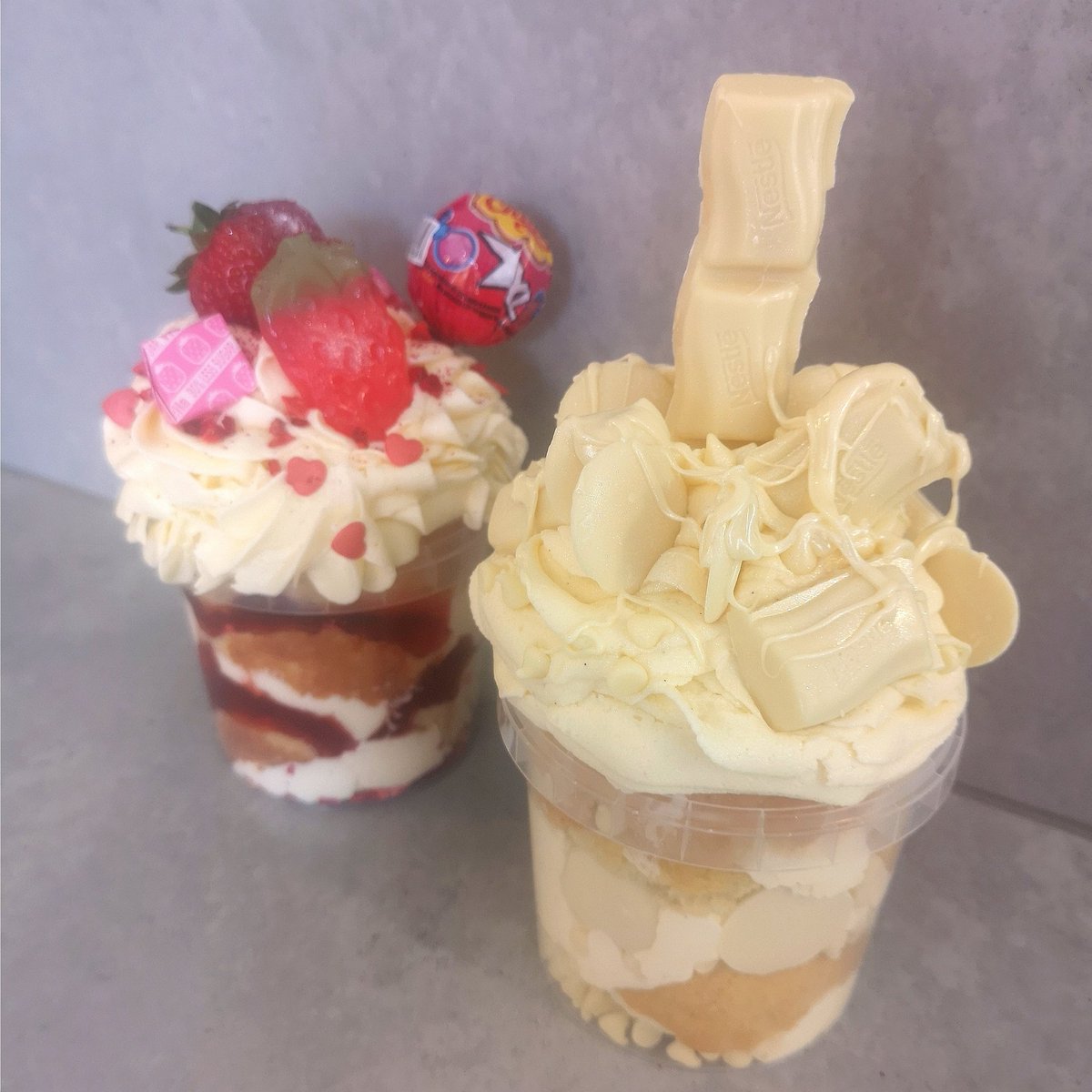 iamthecakesmith's tweet photo. White choc and Vicky Cakeaways AKA Slutty cakes 😂
Annoyingly where I get my pots from have stopped making the bigger size so I've now got these ones. Still pretty massive though. 3 cupcakes worth in these babies 😜
#thecakesmith #cakeaways #fridaynightcakeaway #cake #cupcakes https://t.co/WKTsvfiaGm
