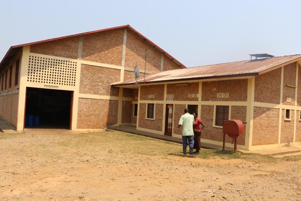 P_Ndayisenga's tweet photo. #Rumonge S. E @ButoreJ a aussi visité les unités de transformation oeuvrant dans le domaine du palmier à l'huile dont #CIKAR ( Complex Industriel de Karonda ) #ivyizavyarumonge #comeandseerumonge #beautéderumonge https://t.co/eNmE6AVolz