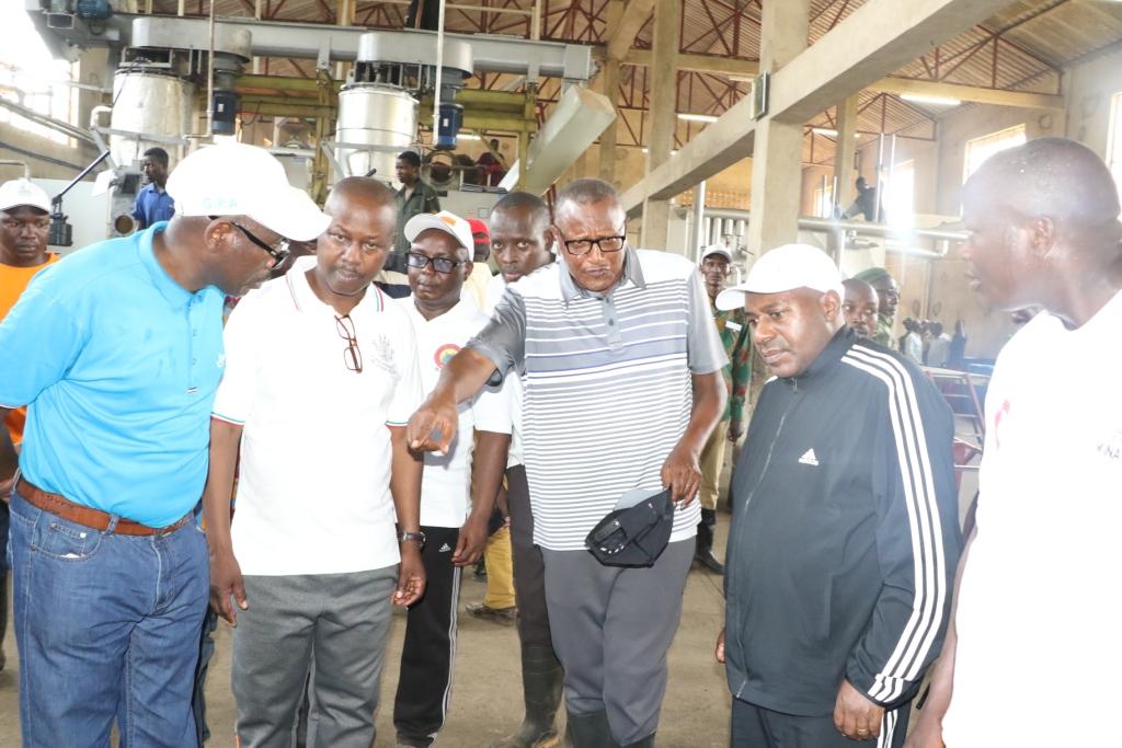 P_Ndayisenga's tweet photo. #Rumonge S. E @ButoreJ a aussi visité les unités de transformation oeuvrant dans le domaine du palmier à l'huile dont #CIKAR ( Complex Industriel de Karonda ) #ivyizavyarumonge #comeandseerumonge #beautéderumonge https://t.co/eNmE6AVolz