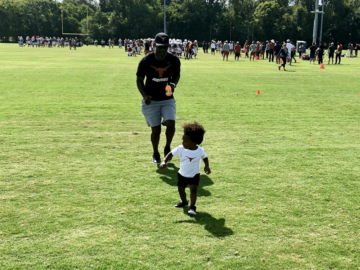 Hangin’ with our Longhorn Legend <a href="/AaronRoss31/">Aaron Ross</a> and our future <a href="/jimthorpeaward/">Paycom Jim Thorpe Award</a> winner at <a href="/TexasFootball/">Texas Football</a> practice today🤘🏻

<a href="/SanyaRichiRoss/">Sanya Richards-Ross</a> was a no show🤷🏻‍♂️😂