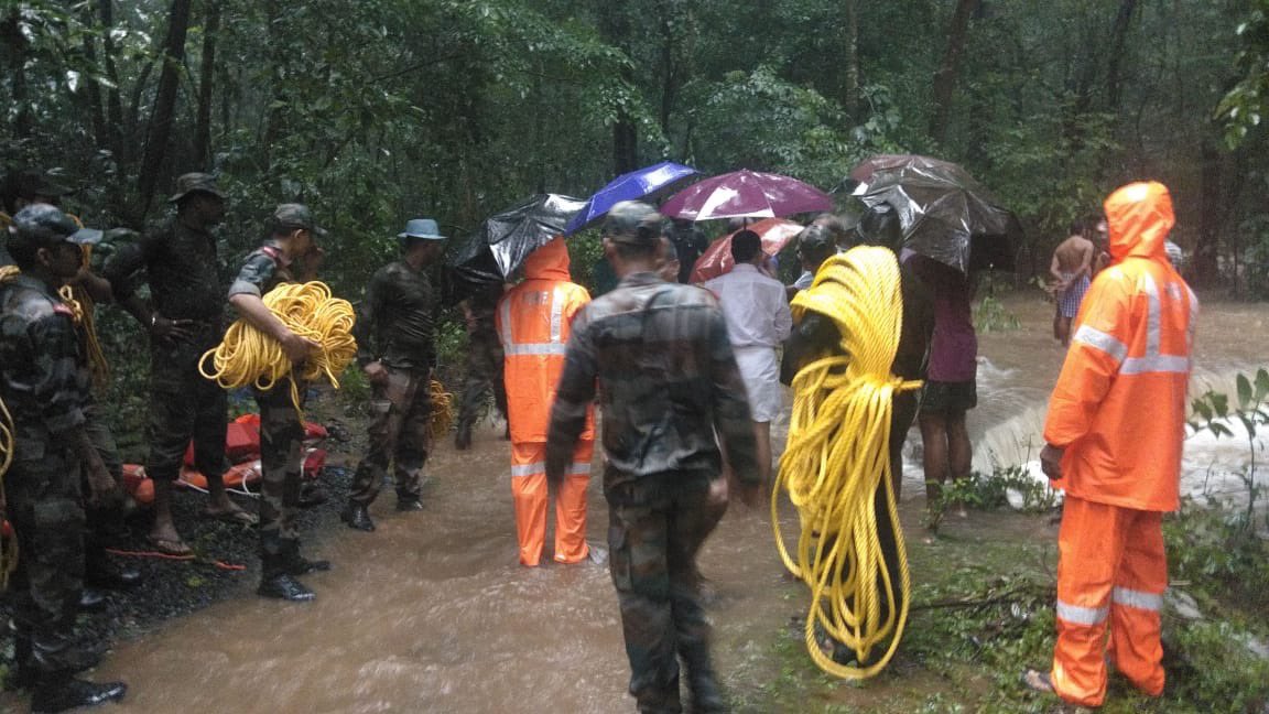 Mohanlal's tweet photo. The 122 TA Battalion in action #KeralaFloods #Floods2019 https://t.co/FSB6jJEkon