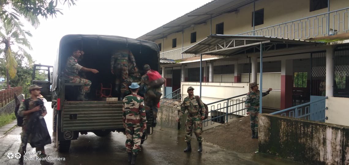 Mohanlal's tweet photo. The 122 TA Battalion in action #KeralaFloods #Floods2019 https://t.co/FSB6jJEkon