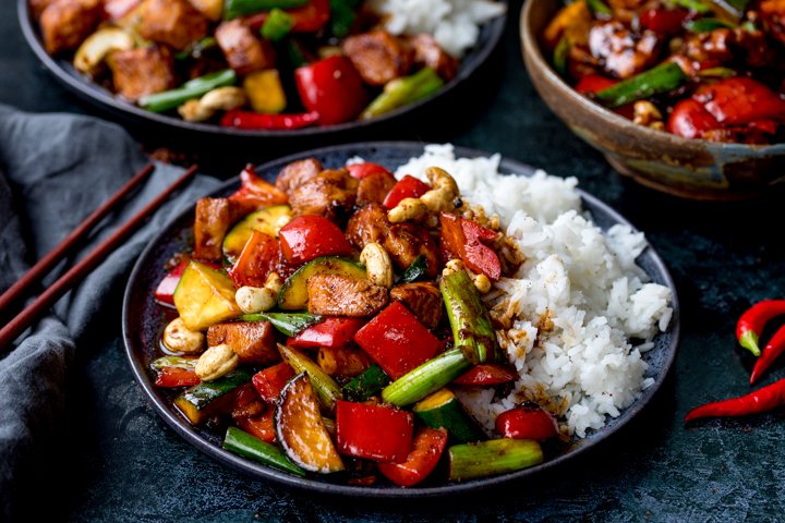 KitchenSanc2ary's tweet image. My Copycat Panda Express Kung Pao Chicken is a deliciously spicy stir fry with lots of chunky veggies and chicken, coated in a rich, tasty homemade sauce! kitchensanctuary.com/kung-pao-chick… #kungpoa #copycatrecipe #chicken #fakeaway #dinner #friday