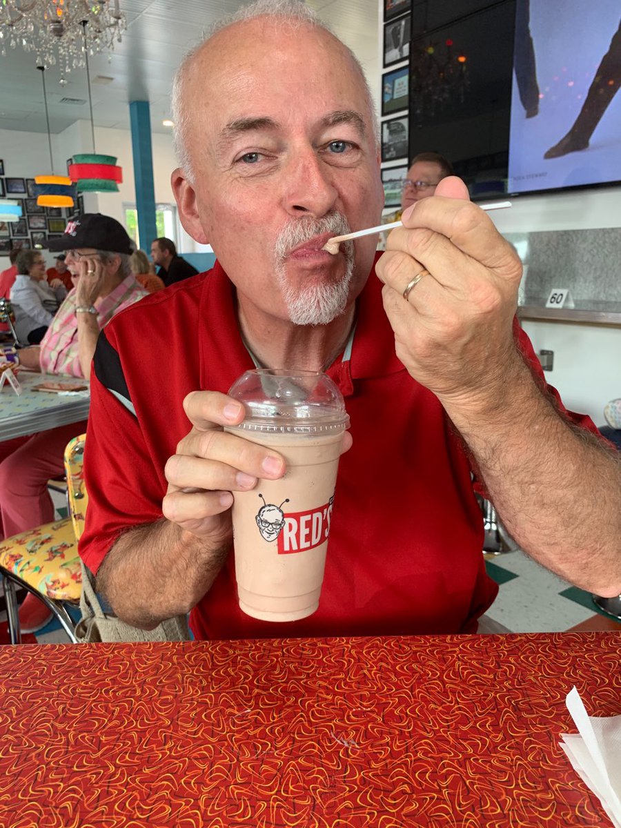 ddavis_19's tweet photo. Waiting on food during my first visit to the new Redβs Hamburg. The shake was excellent. Iβm having a few flashbacks to my west side youth. #springfieldhistory https://t.co/ruI0OJGFgd