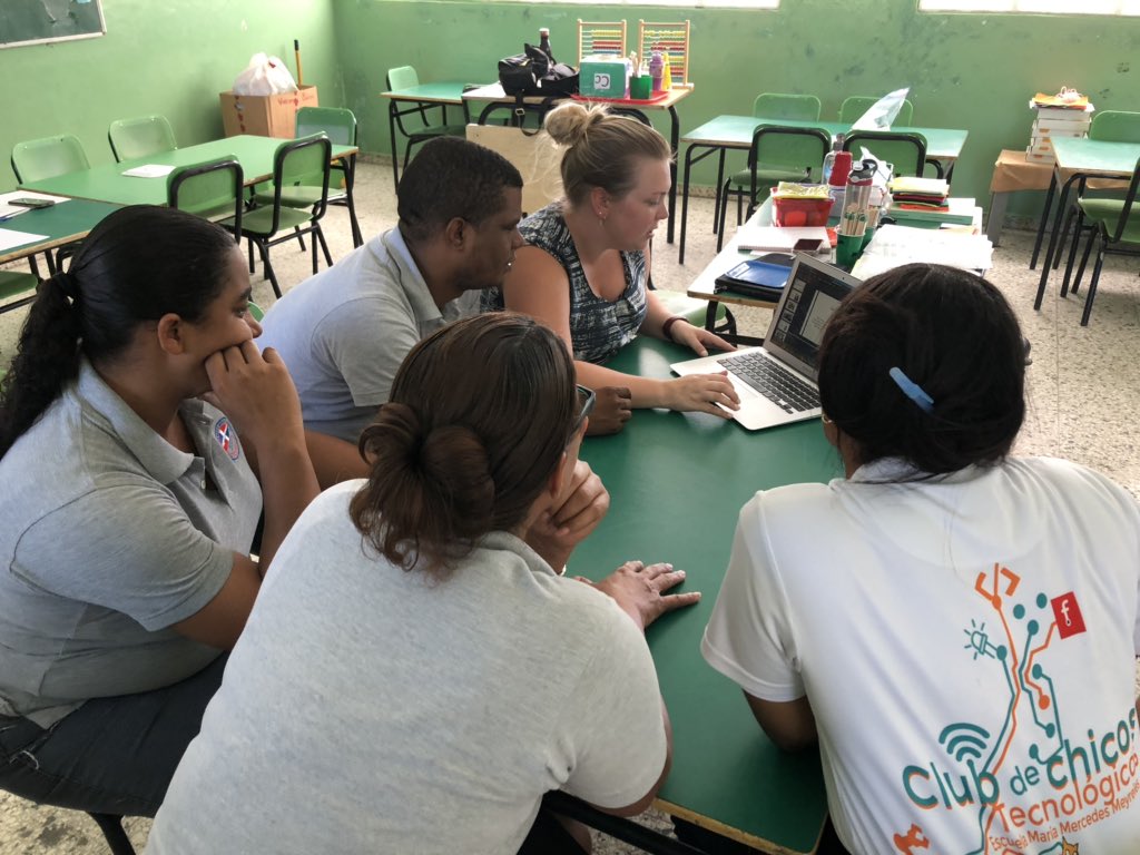 drpbriscoe's tweet photo. Much discussion today w Team #vincentian @NiagaraUniv /Escuela María Mercedes about #classroom set up = classroom basics #learningcenters #learningzones & #wordwalls
@MadameJennifer1 @NiagaraUMission @NiagaraGradEd https://t.co/Y1byKvaekz