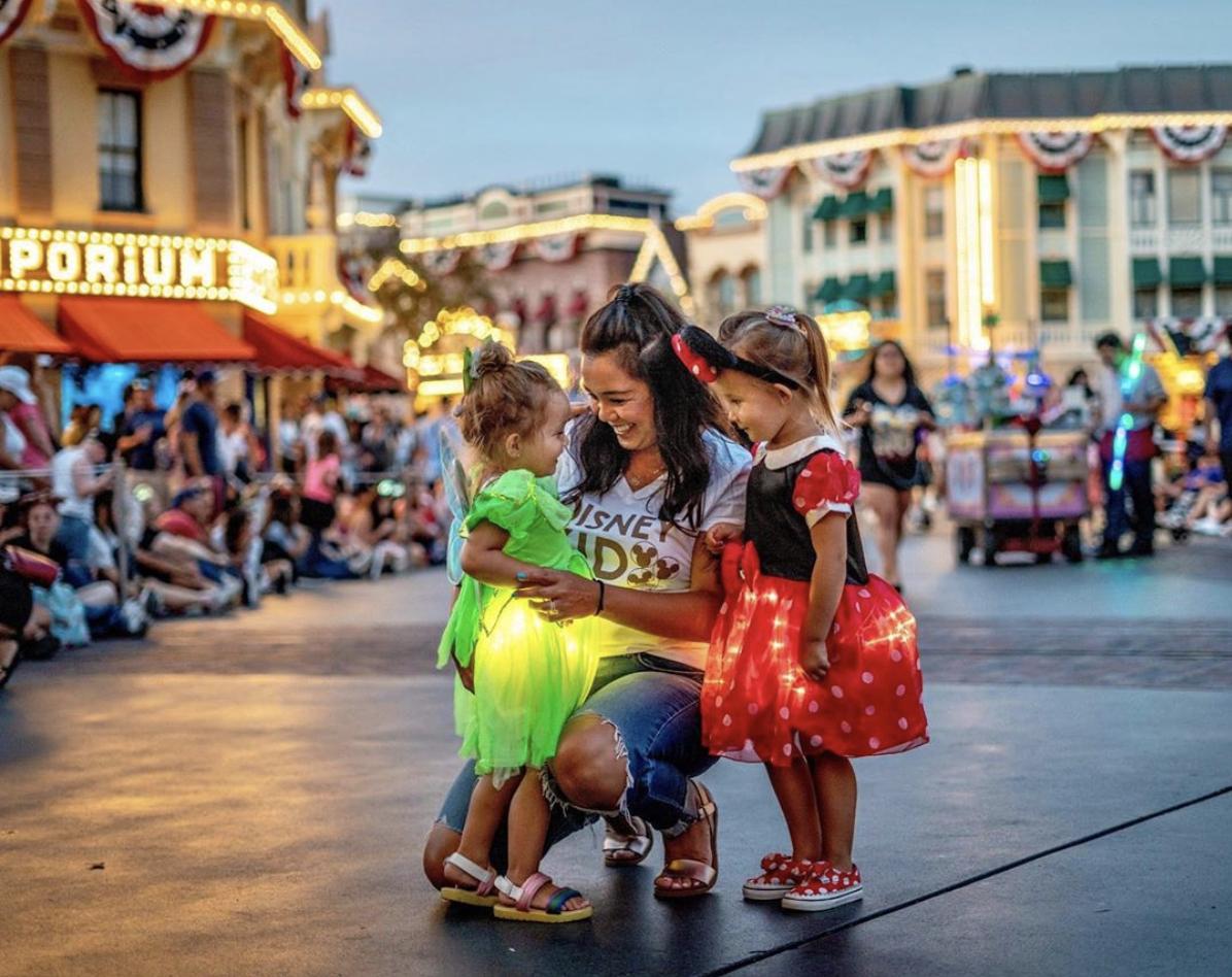 GrandLegacyATP's tweet photo. Disney's Main Street Electrical Parade is back! It's been one week since its return. Are you planning on seeing this shining spectacle before it ends September 30th? #GLATP #GrandLegacyHotel
๐ธ: @our.happiest.adventures https://t.co/y0EbrP7cSk