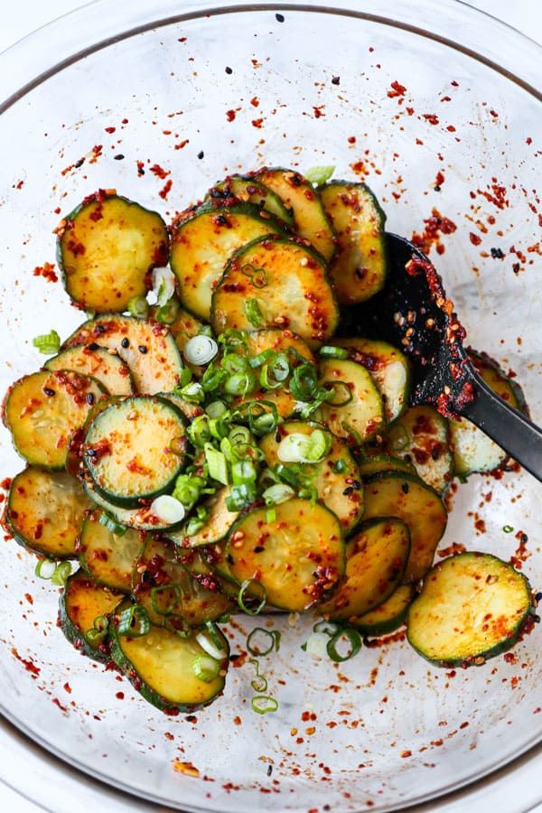 misspickledplum's tweet photo. Serve this #spicy and smoky #Korean Cucumber #Salad as a side (banchan) at your next Korean #BBQ feast or backyard #cookout!
10 minutes from start to finish 👏💥🥗
Get the Recipe 👉 https://t.co/SvwgD13Q8m https://t.co/vbVwhObZdW