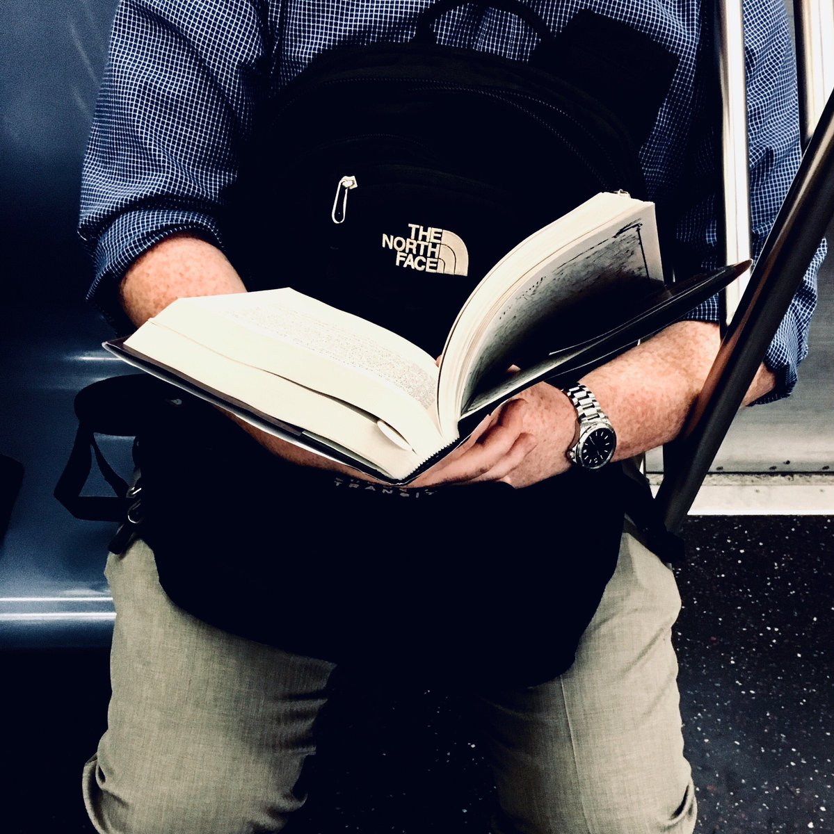 zinken's tweet photo. #metroreading https://t.co/nwfi1pMWIy