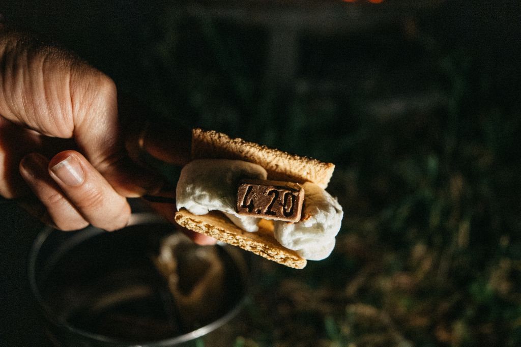 EvergreenHerb's tweet photo. That sticky icky ooey gooey sweet and crunchy good good. What’s the key to your perfect s’more?
📷: @LindseyAllisonPhoto
-
#evergreenherbal #liveforevergreen #chocolatelovers #cannabisconsumer #420chocolate #seattlesummer #cannabistreats #campfirevibes #smoresseason #smorestime https://t.co/QFpVVbJcRc