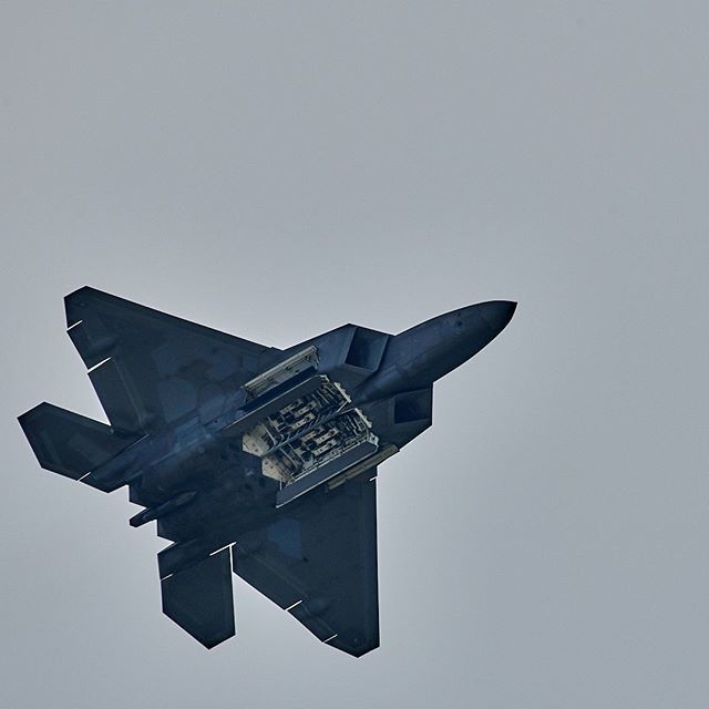 F-22 Raptor making a pass with the weapons bays open. Missile launches require the weapons bays to be open for less than a second while the munitions are pushed out on hydraulic arms.⠀
-⠀
-⠀
#f22 #f22raptor #airplane #avgeek #avnerd #eaa #osh19 #oshk… ift.tt/2YRJW5P