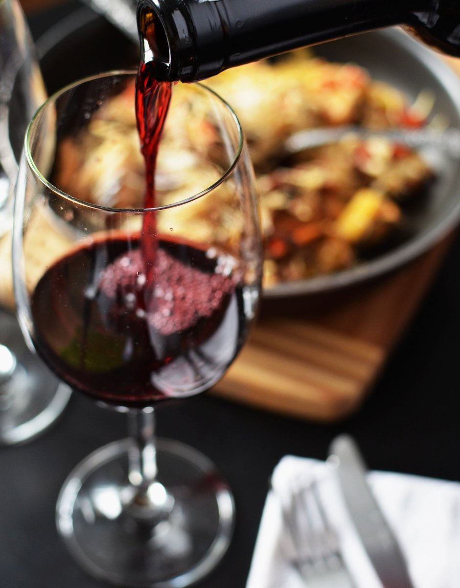 SevilladeCata's tweet photo. ¿Preparado para un buen #maridaje? En SeCata también te ofrecemos la posibilidad de deleitar a tu paladar mientras saboreas uno de nuestros excelentes #vinos. Pregunta por nuestras #catas y propuestas especializadas para todo tipo de gustos y públicos. #Sevilla #winelovers https://t.co/PkHbwwLq87