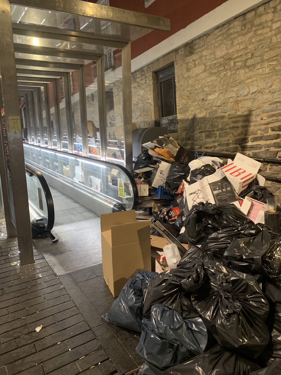 Mirenloar's tweet photo. Vecinos hartos de aguantar la basura de los bares!!! De día, de noche, festivos y días normales. Me imagino que se podrá depositar de otra manera no?
@gasteizon @gorka__urtaran @BuzonVG https://t.co/kffO7QAero