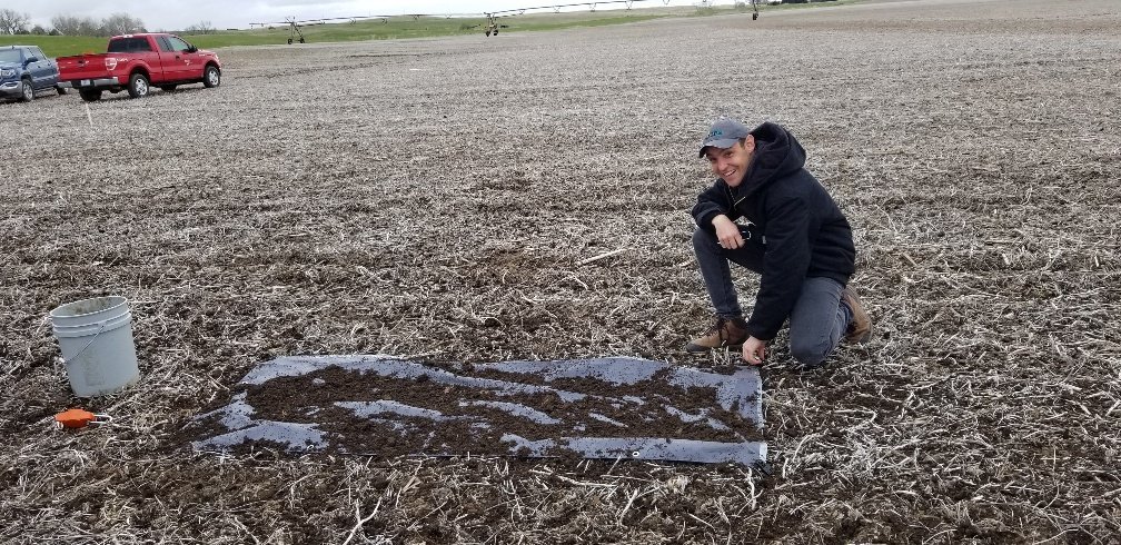 CourtneyDuMonde's tweet photo. @UNL_CASNR @AgustinOlivo_ @GlobalNebraska I was a little concerned when I heard him say "fun manure times" at his #UNLSciSlam presentation (video in blog post), but his research on using manure + mulch to improve soil fertility is a great example of science & importance of ag » https://t.co/Vzg6PraEVF. #UNL #HumansofUNL https://t.co/ZFhv3pi9oY