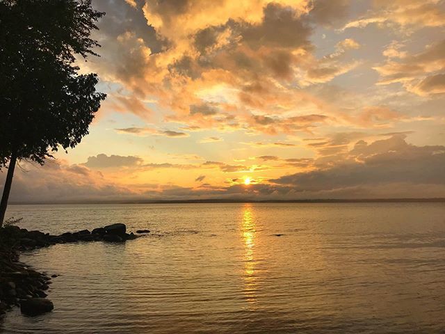 EnchantingNE's tweet photo. A summer Moosehead sunset 🌅 https://t.co/rggtZNW9HD https://t.co/Xc5wwUcmes