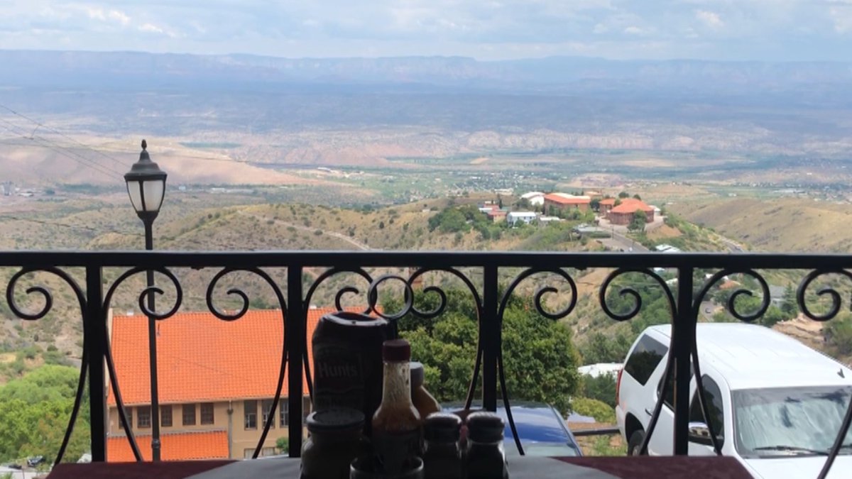 ZavalaTV's tweet photo. Jerome es un pueblo minero con mucha historia pero también se ha convertido en una meca de arte y degustación de vinos. Te mostramos ese otro lado de este pedacito de Arizona hoy a las 5 @UnivisionAZ en #ExplorandoAZ https://t.co/PsvVepOfpo