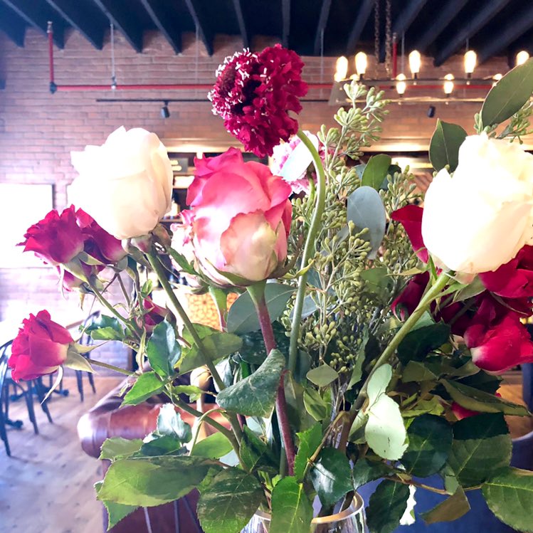 megapie_'s tweet photo. fresh flowers + a wine library loft with @redhavas_us๐น#RedRefresh https://t.co/u7Hz8QmZ4W