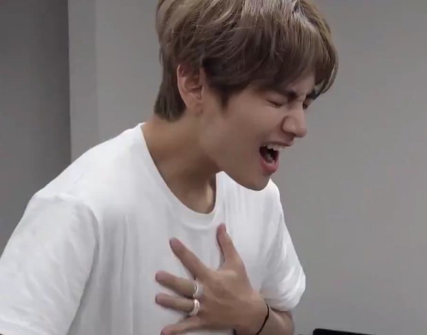 MaijaKoko's tweet photo. @BTS_twt if this ain't the definition of ART then idk 💜 #WinterBear #IPurpleYou1000 https://t.co/3MwRpf9GOo