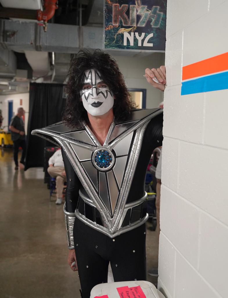 kiss's tweet photo. Backstage on the #EndOfTheRoad World Tour - @tommy_thayer in Charleston, SC. https://t.co/EKEU2H4nTm