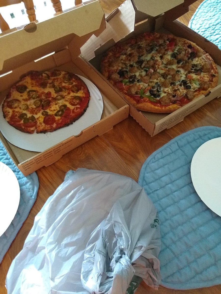 kerrydickerso11's tweet photo. Dinner tonight is Pizza and garlic parmesan wings , too Hot to cook tonight , good excuse as any to order pizza 😂😍🤤🍕🍗🥤
#pizzadelivery #cleanupmadeeasy #yummyfood  Hope y'all have a great night ! 👍 https://t.co/ekJ7qo2s8z