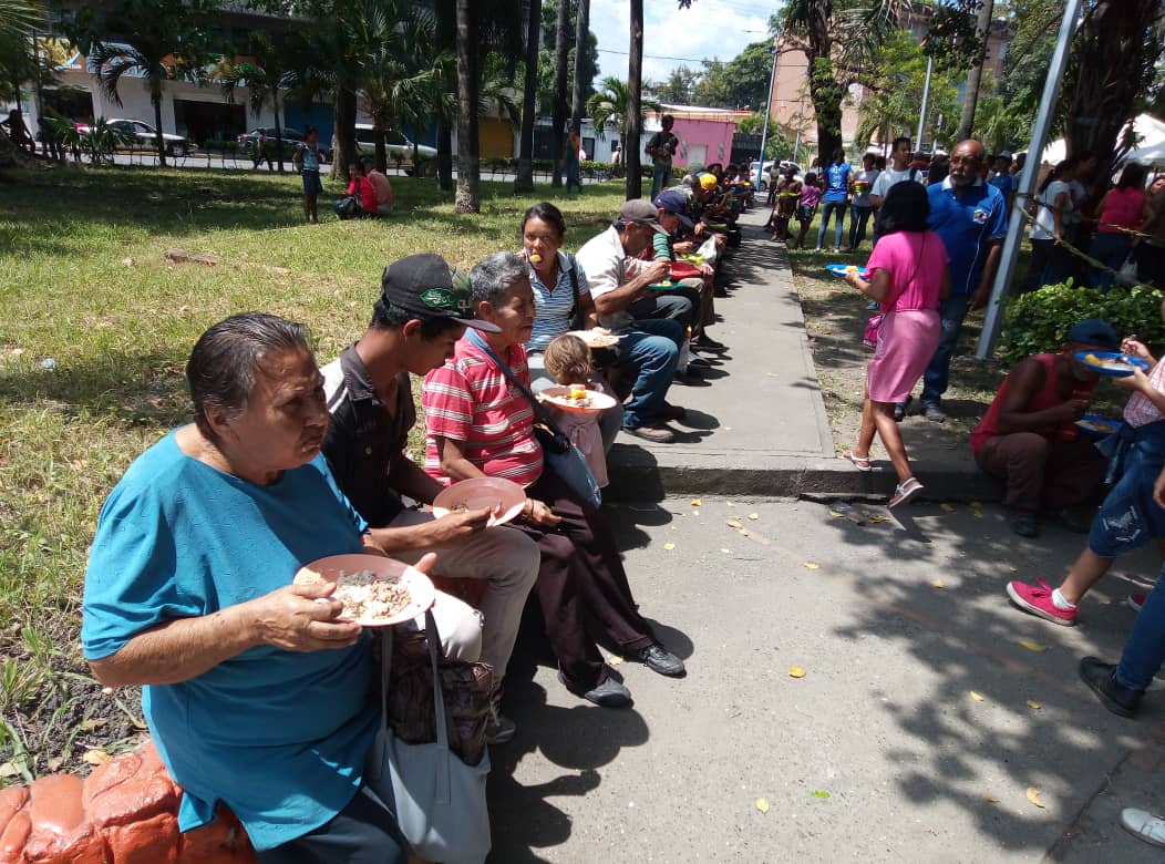 CercadeTi_Acari's tweet photo. 1250 almuerzos fueron repartidos el dia de ayer en la ciudad de ACARIGUA gracias programa social #CercaDeTiVzla #CercaDeTi2019 https://t.co/MqPUDk7xIc