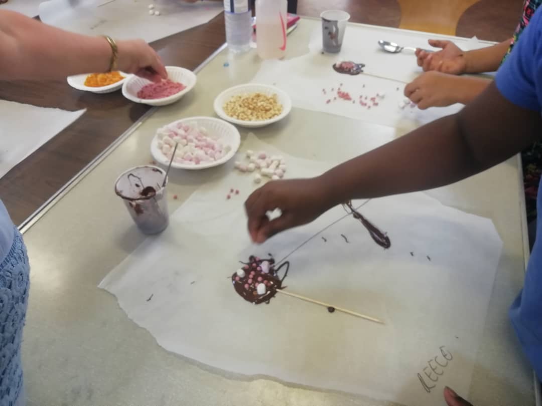 ChocolateOyin's tweet image. At the summer holiday club today, discovering about where chocolate comes from, the different types of chocolate and making lollies and fruits dipped in chocolate
#discovery #discoverchocolate #MadeinBarking #madeinbarkinganddagenham #Chocolate #craftchocolate #chocolateworkshop