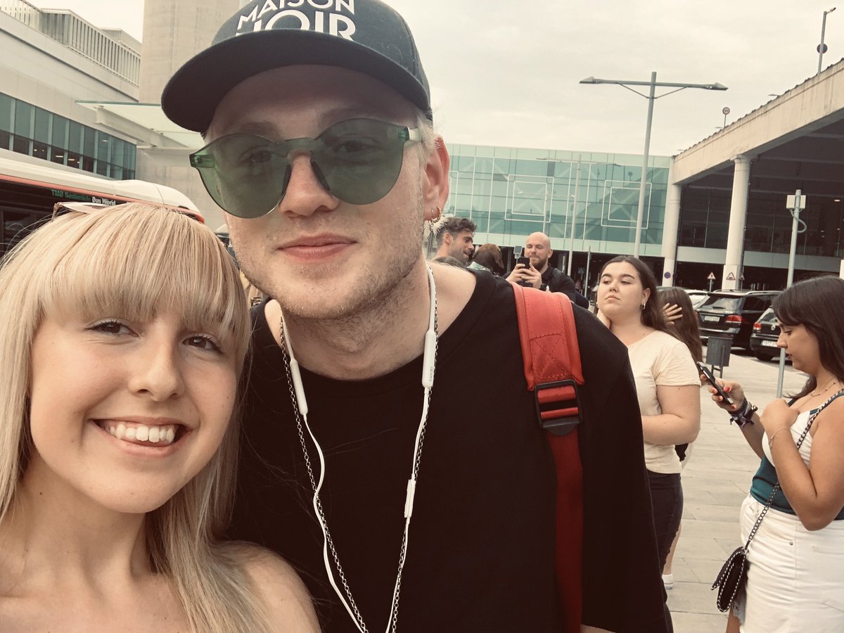 CHERRYEVANS_'s tweet photo. my absolute faves!! was so lovely seeing you in Barcelona a couple days ago @TheVampsband ❤️ https://t.co/XqLnsAU8oc