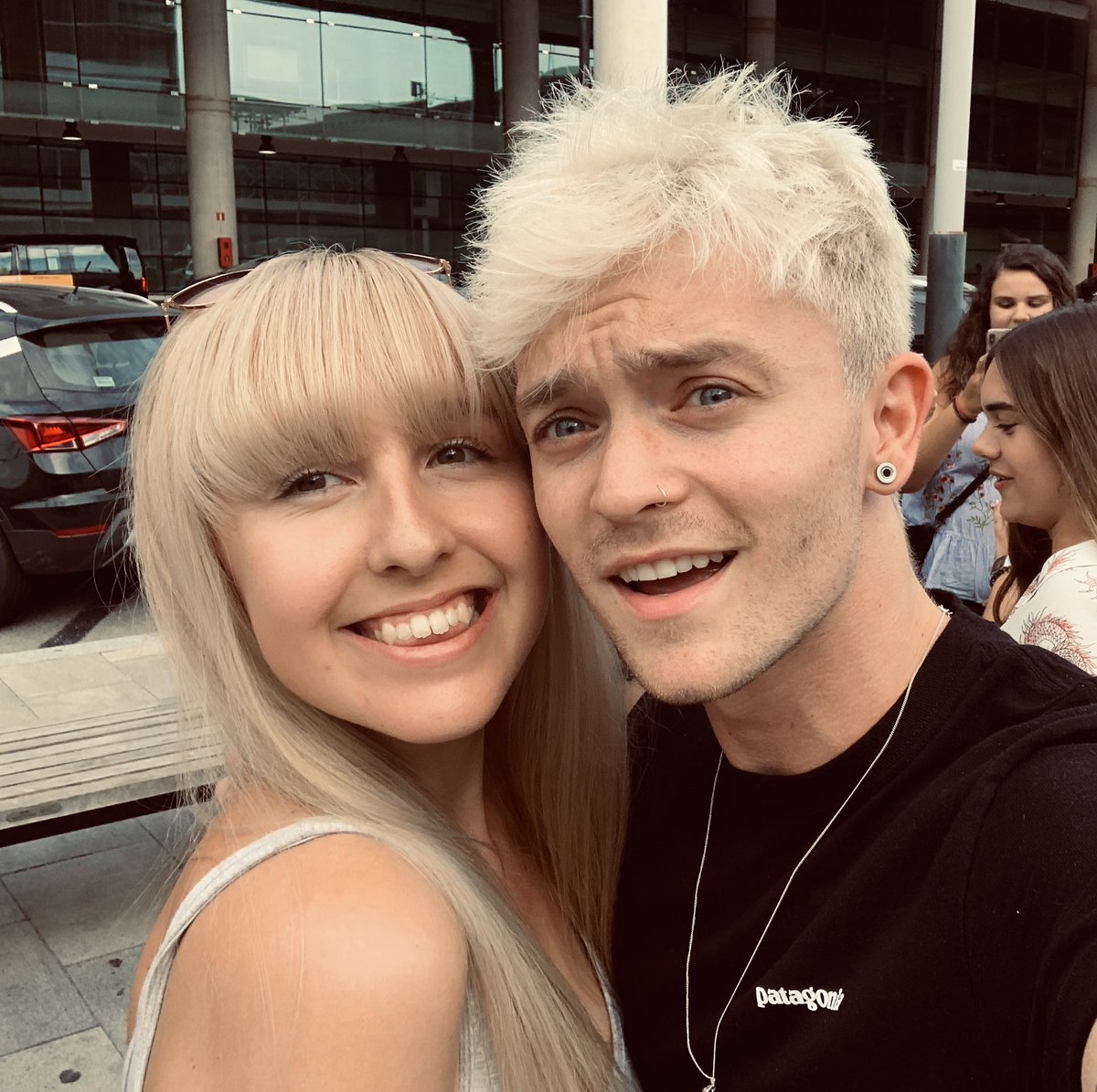 CHERRYEVANS_'s tweet photo. my absolute faves!! was so lovely seeing you in Barcelona a couple days ago @TheVampsband ❤️ https://t.co/XqLnsAU8oc
