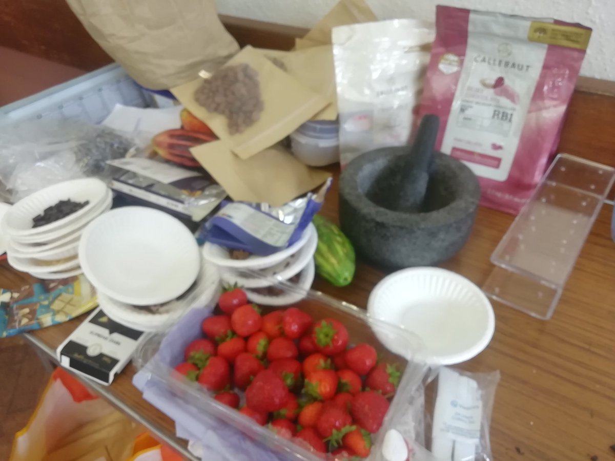 OkusanyaOyin's tweet image. At the summer holiday club today, discovering about where chocolate comes from, the different types of chocolate and making lollies and fruits dipped in chocolate
#discovery #discoverchocolate #MadeinBarking #madeinbarkinganddagenham #Chocolate #craftchocolate #chocolateworkshop