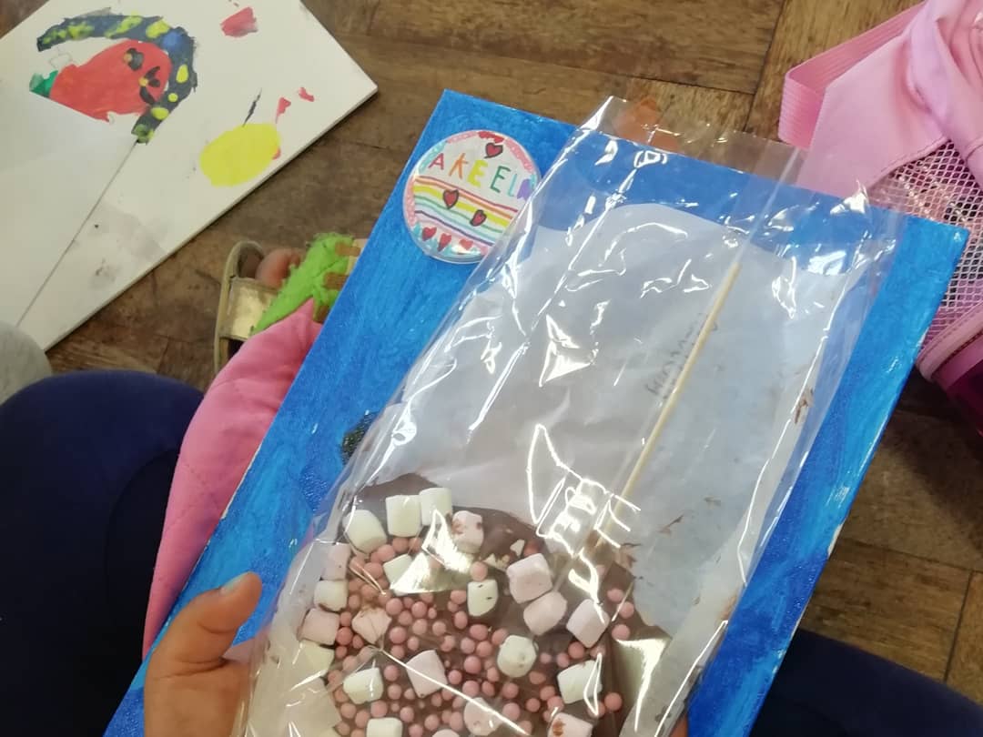 OkusanyaOyin's tweet image. At the summer holiday club today, discovering about where chocolate comes from, the different types of chocolate and making lollies and fruits dipped in chocolate
#discovery #discoverchocolate #MadeinBarking #madeinbarkinganddagenham #Chocolate #craftchocolate #chocolateworkshop