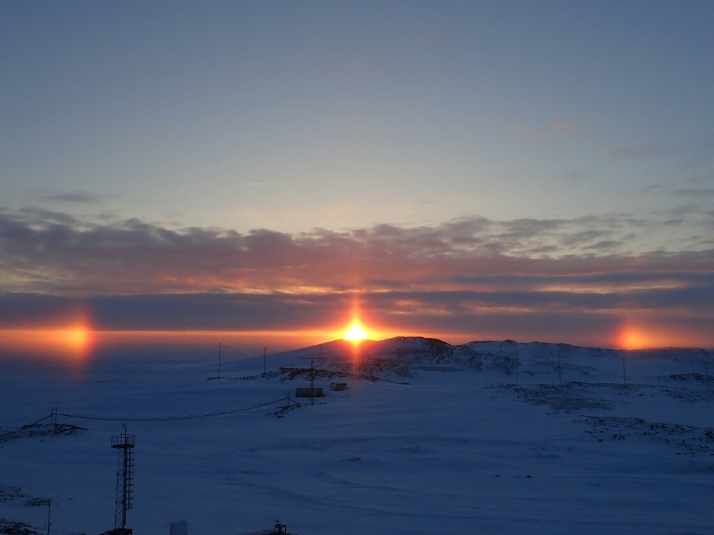テンキノススメ 今日の夕焼け 見事な ホントに見事な幻日 サンピラー 太陽柱 自然の美しさ 壮大さにただただ圧倒される なんて幸せなひと時 この感動を全身で表現したらこうなりました 19 8 9 15 00 1 北2 8m S Jare60 南極 南極観測