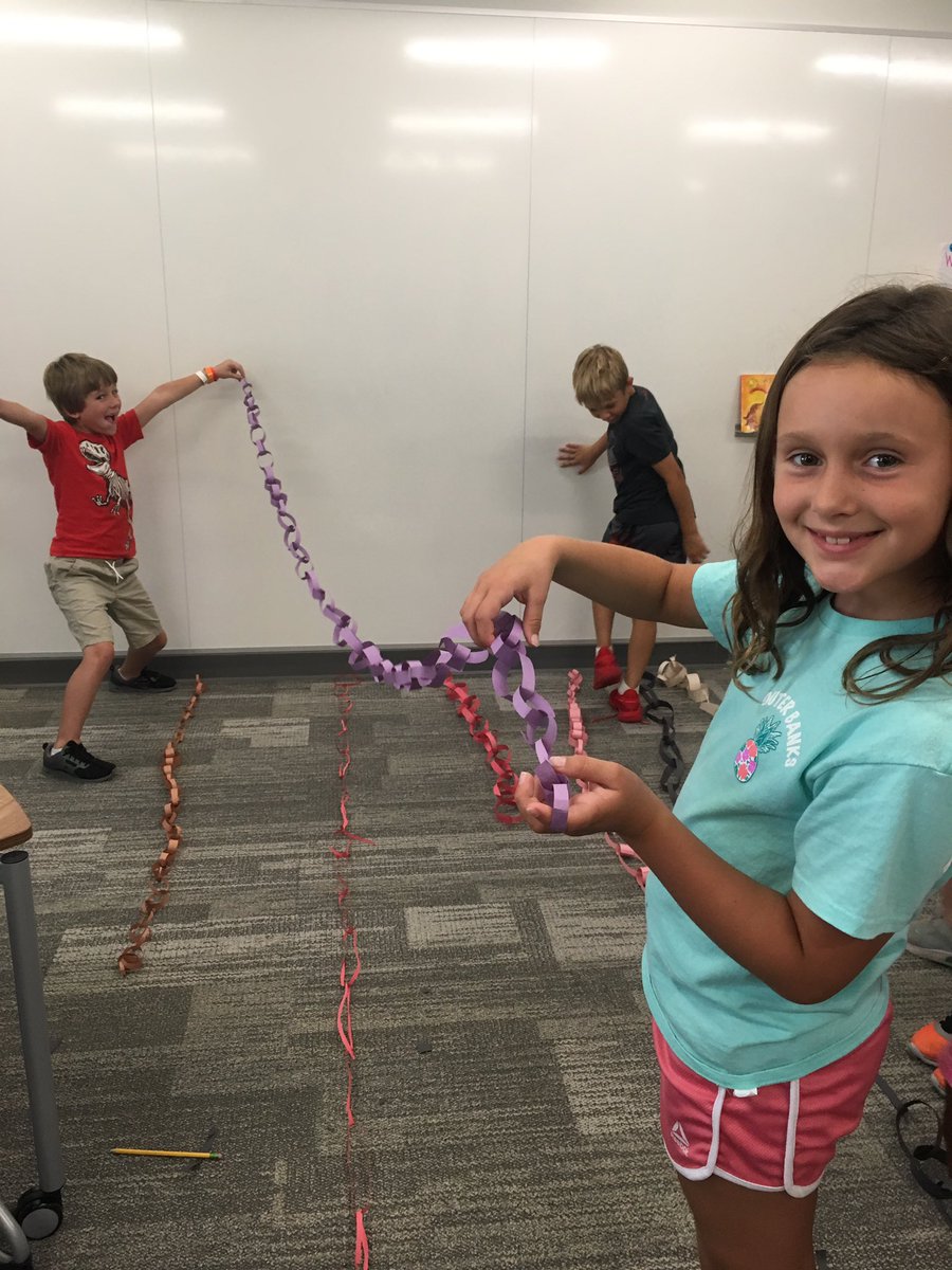MrsSarkovics's tweet photo. We practiced using teamwork while doing a paper chain stem challenge and a two on a crayon activity.  @NBEbulldogs #BulldogsConnect https://t.co/JvShnEKENs