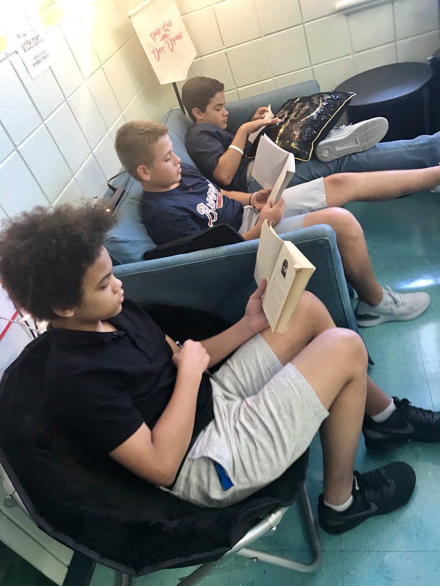 TheLiteraryLott's tweet image. We were able to squeeze in a little bit of time for #freereadfriday on #NationalBookLoversDay 📚💚🐝 
#GoBigO #OMSJacketLife #LottsLair