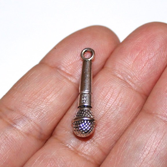 Craftsentials's tweet image. 40% OFF exp 8/18/19  ebay.us/llt4hF via @eBay Check out Microphone Charms Antique Silver Tone 3D two-sided (10 charms in one lot) #microphone #singer #singing #microphonecharm #singernecklace #songwriter #vocalist #karaoke