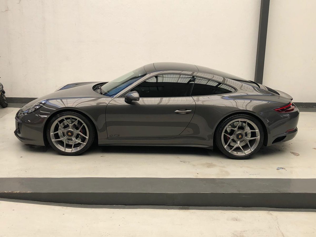 Hoy con nuestro servicio a domicilio #CarMotionToGo realizamos el montaje de estos rines 20´s Brixton Forged Wheels con llantas 305/30R20 Michelin pilot sport 4s para este Porsche. Excelente Resultado 👌🏻🔥