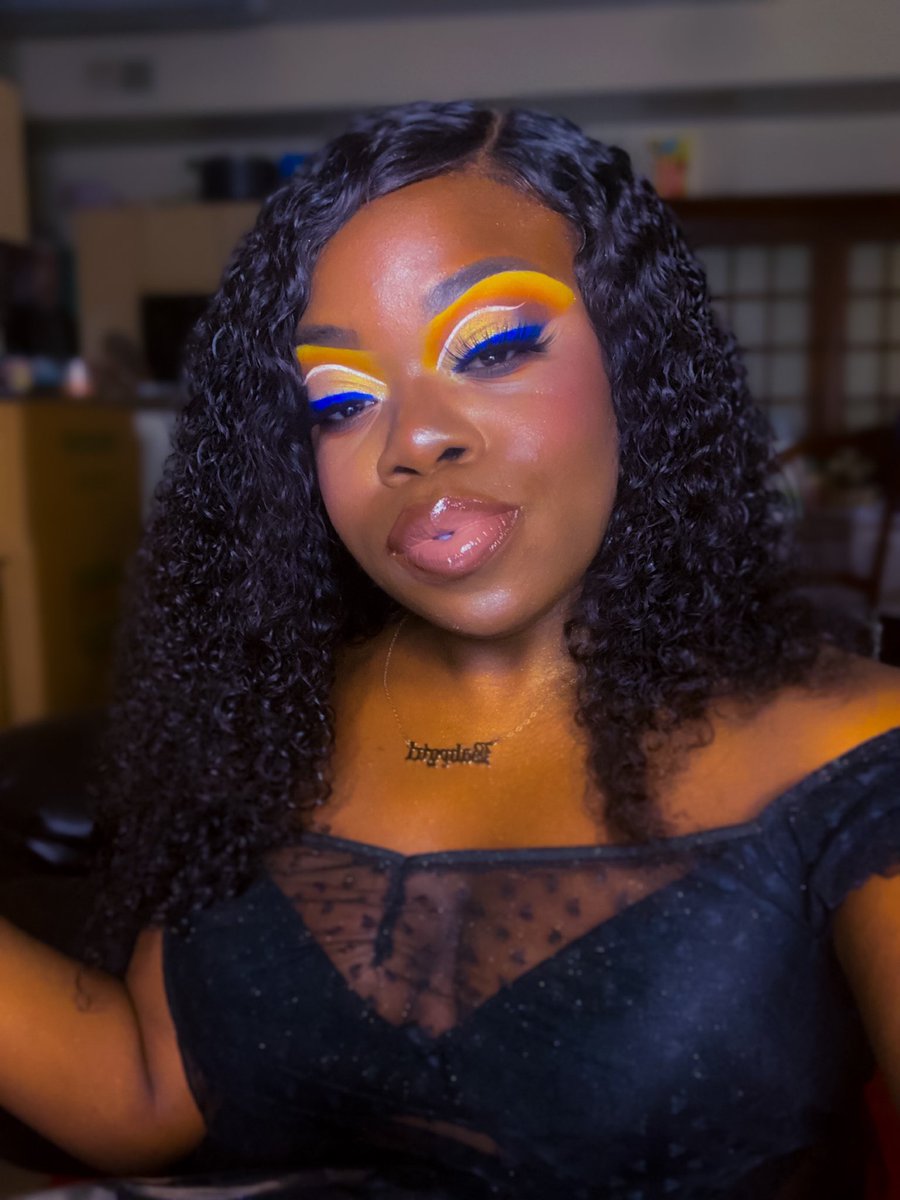 Goldenlilbb's tweet photo. @norvina1 Simple with a pop of color 💖💖💖💖 https://t.co/XHW9ojaHoY