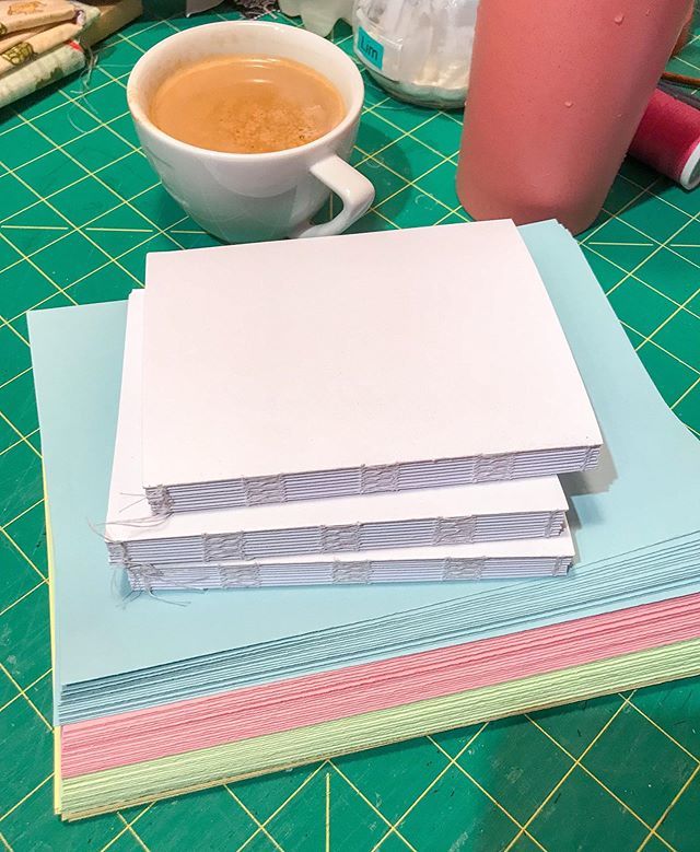 Friday_Studios's tweet image. Making books, 📚 coffee needed. ☕️ ⠀
#bookbinding #bookbindingstudio #bookbindingworkshop #bulletjournaladdict #bulletjournal #bulletjournaling #bulletjournalideas #notebookcustom #travellersnotebook #handmadebookbinding #handboundjournal #handboundsketchbook #junkjournaljunk…
